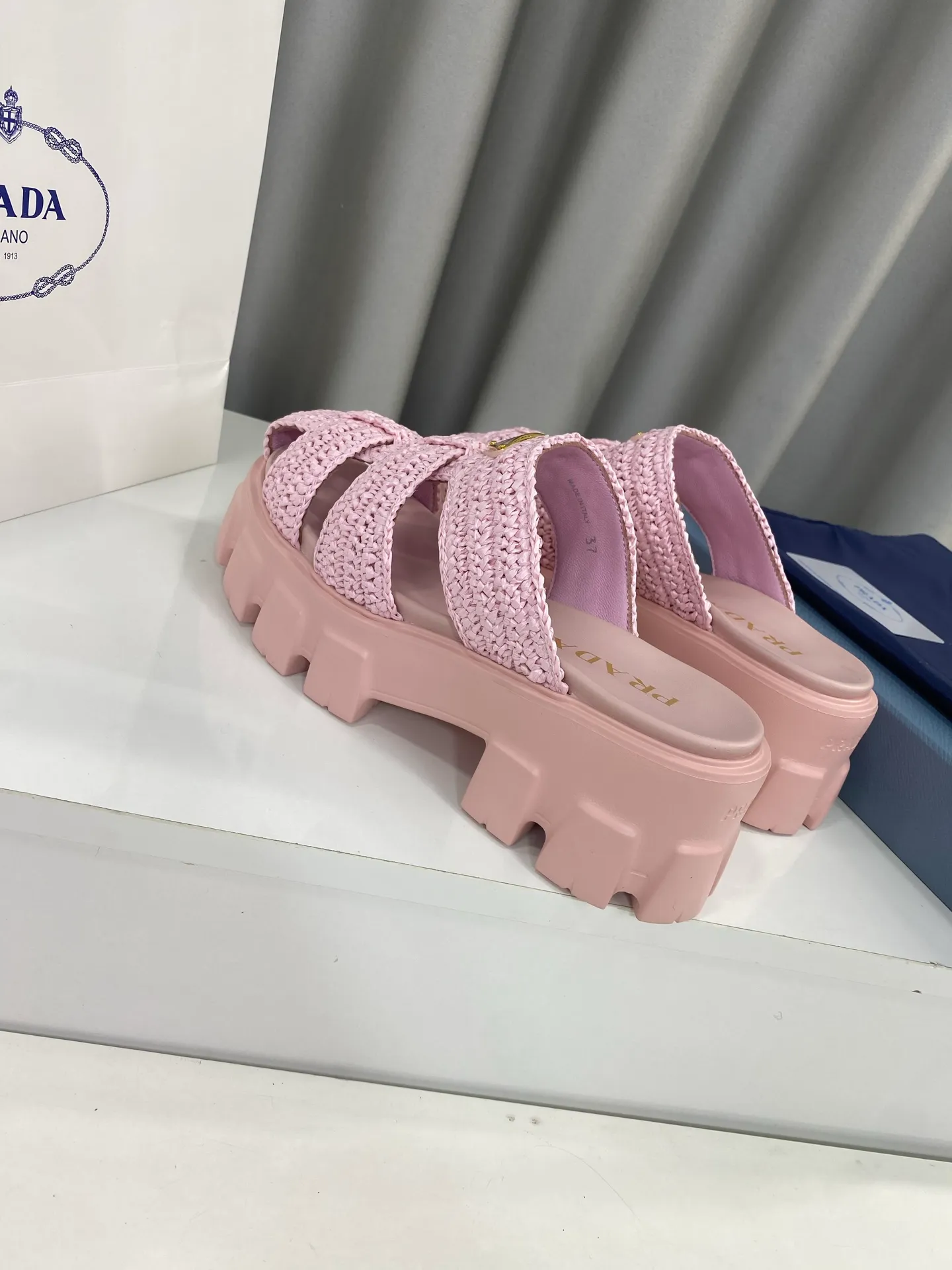 👟👟Ex-factory price 520👟👟 Prada's latest bamboo cage weaving thick-soled triangle buckle sandals☑️ Latest environmentally friendly PP material, fully hand-crocheted, just like knitting sweaters, slow work and meticulous work, retro fashionable thick-soled shoes, with woven uppers, making the whole pair of shoes light and comfortable, bright colors, satisfying various choices for fashionable people with different styles! The iconic metal triangle logo is paired with the shape of ancient beach sandals. Every design element is fashionable! Size: Women's 35-39 (34, 40, custom-made, non-returnable) Full set of counter original packaging